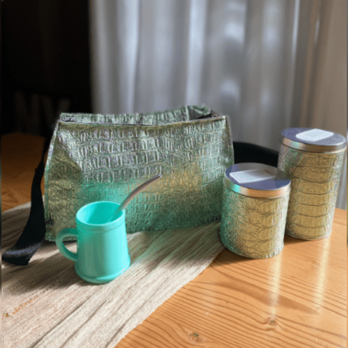 Neceser Agostina Croco Metalizado + Set de latas con Mate Delia + Bombilla