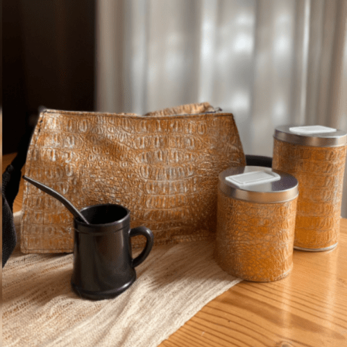 Neceser Agostina Croco Metalizado + Set de latas con Mate Delia + Bombilla